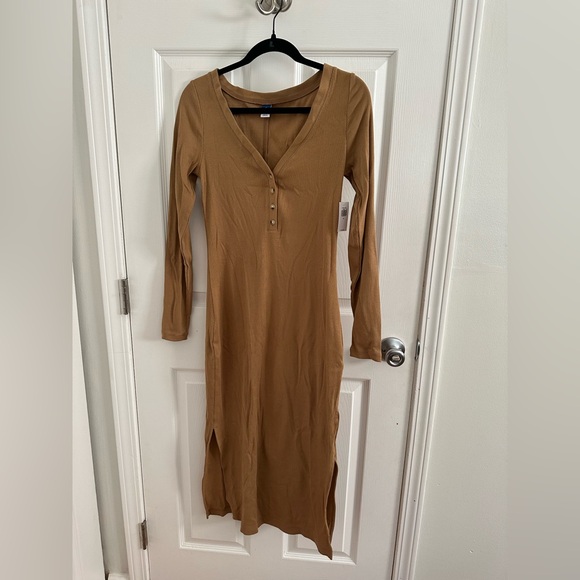 Neutral color V Neck Midi tight fitting dress! Perfect for fall photos - Picture 1 of 3